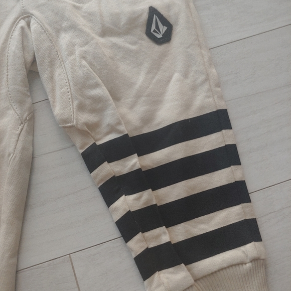 VOLCOM Baby NEW Popover Crewneck , Joggers & Beanie Set - Picture 6 of 10